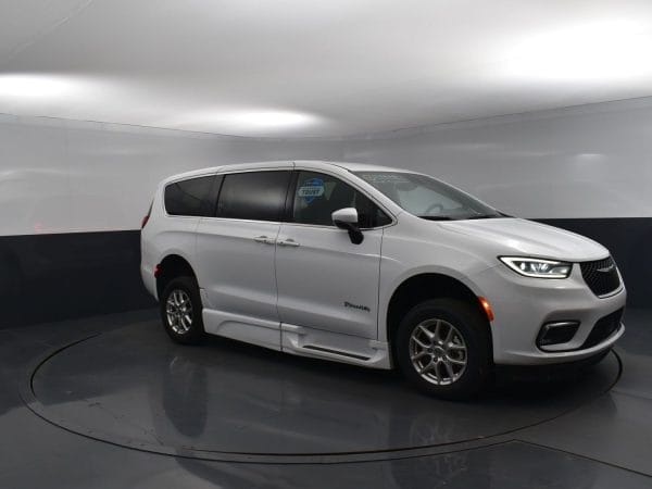 2023 Chrysler Pacifica Touring BraunAbility Xi Power Infloor Ramp