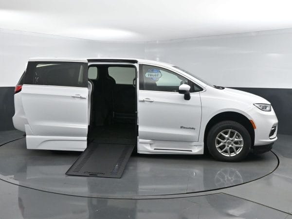 2023 Chrysler Pacifica Touring BraunAbility Xi Power Infloor Ramp