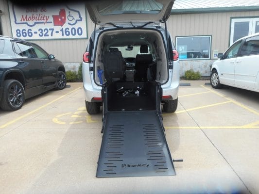 2023 Chrysler Pacifica Touring L NEW BraunAbility Manual Rear-Entry ramp