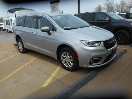 2023 Chrysler Pacifica Touring L NEW BraunAbility Manual Rear-Entry