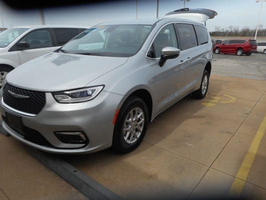 2023 Chrysler Pacifica Touring L NEW BraunAbility Manual Rear-Entry