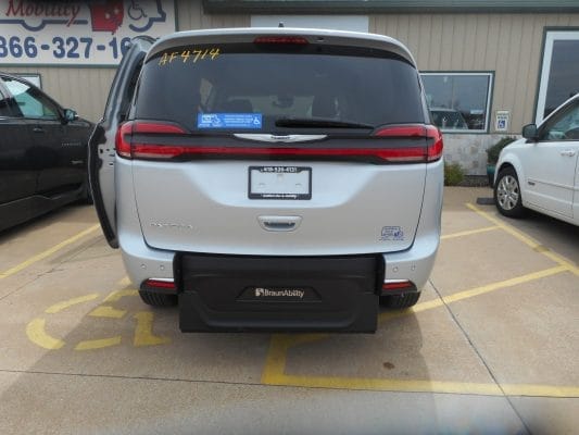 2023 Chrysler Pacifica Touring L NEW BraunAbility Manual Rear-Entry