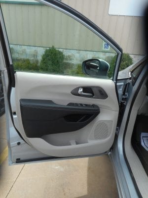 2023 Chrysler Pacifica Touring L NEW BraunAbility Manual Rear-Entry driver's door