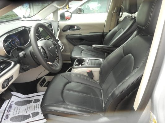 2023 Chrysler Pacifica Touring L NEW BraunAbility Manual Rear-Entry front seats