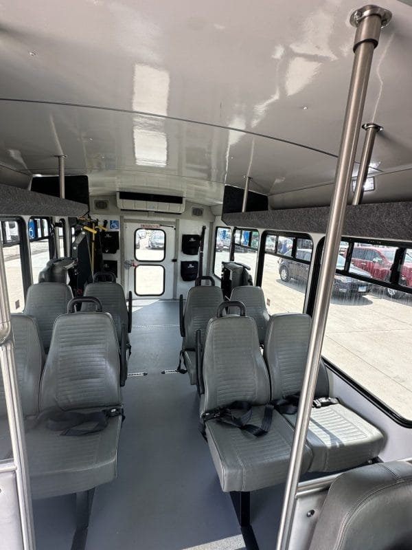 2022 Ford E-450 Startrans seats