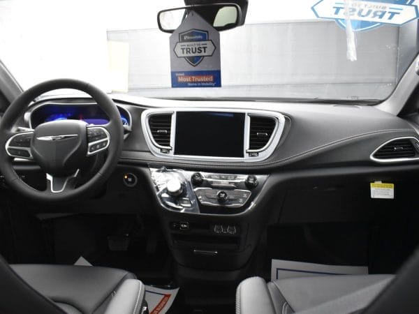 2025 Chrysler Pacifica Select Safety Sphere dash