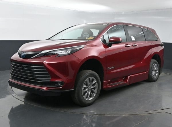 2025 Toyota Sienna XLE BraunAbility Xi