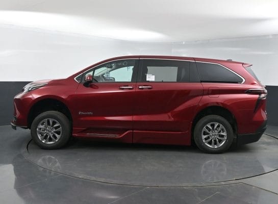 2025 Toyota Sienna XLE BraunAbility Xi