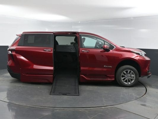 2025 Toyota Sienna XLE BraunAbility Xi