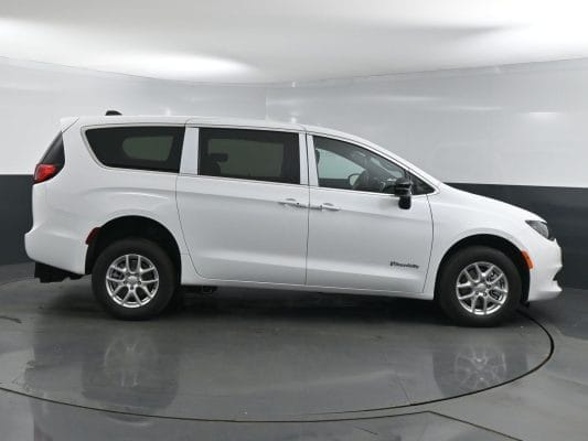 2025 Chrysler Voyager LX BraunAbility Rear Entry
